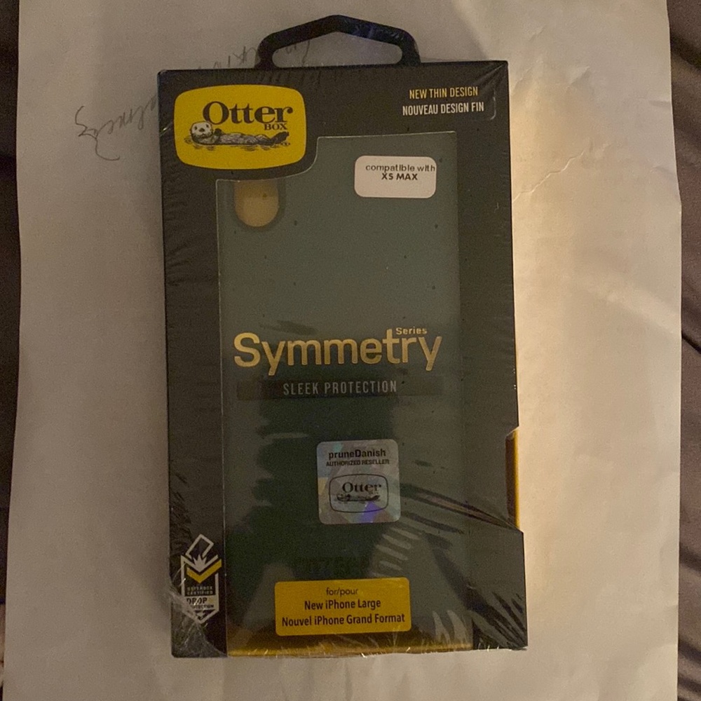 New Otter Box Symmetry Sleek Protection. Compatible with IPhone 14 and XS MAX